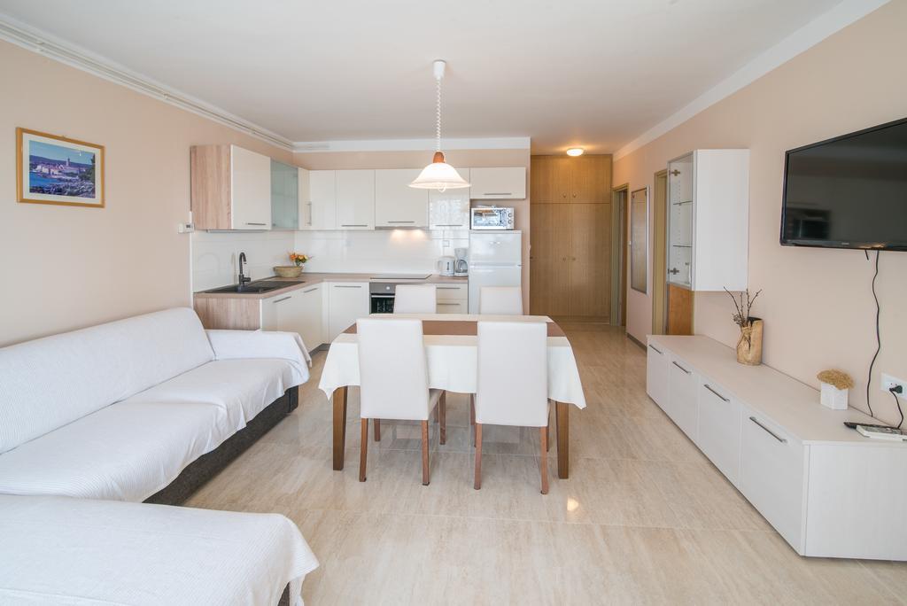 Apartments Villa Ana Krk Town Exteriör bild